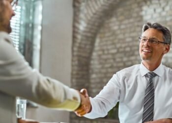 The Psychology of Persuasion: Closing Deals with Confidence